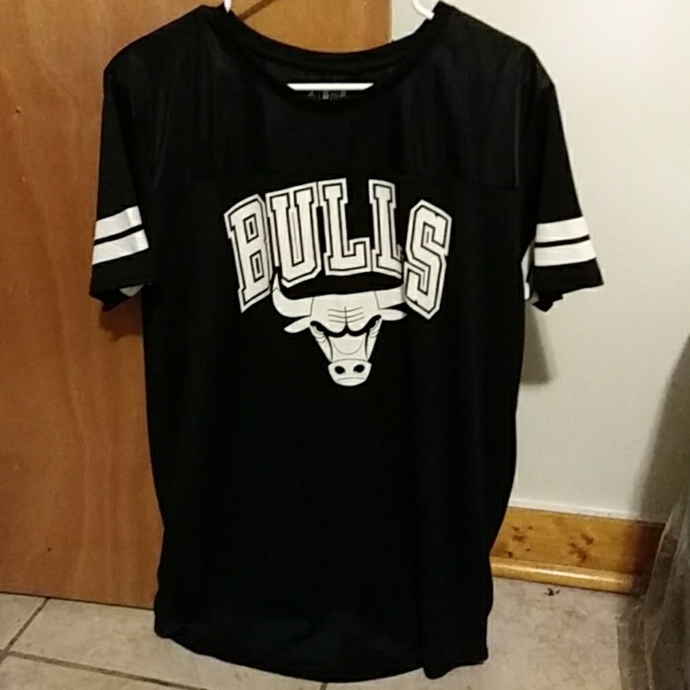 Never worn Large Chicago bulls t-shirt
